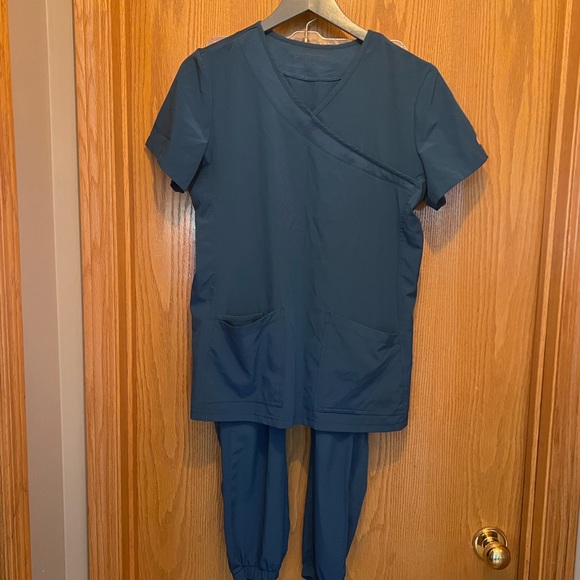 Other - Scrubletics set, v neck top szM, jogger pants szS